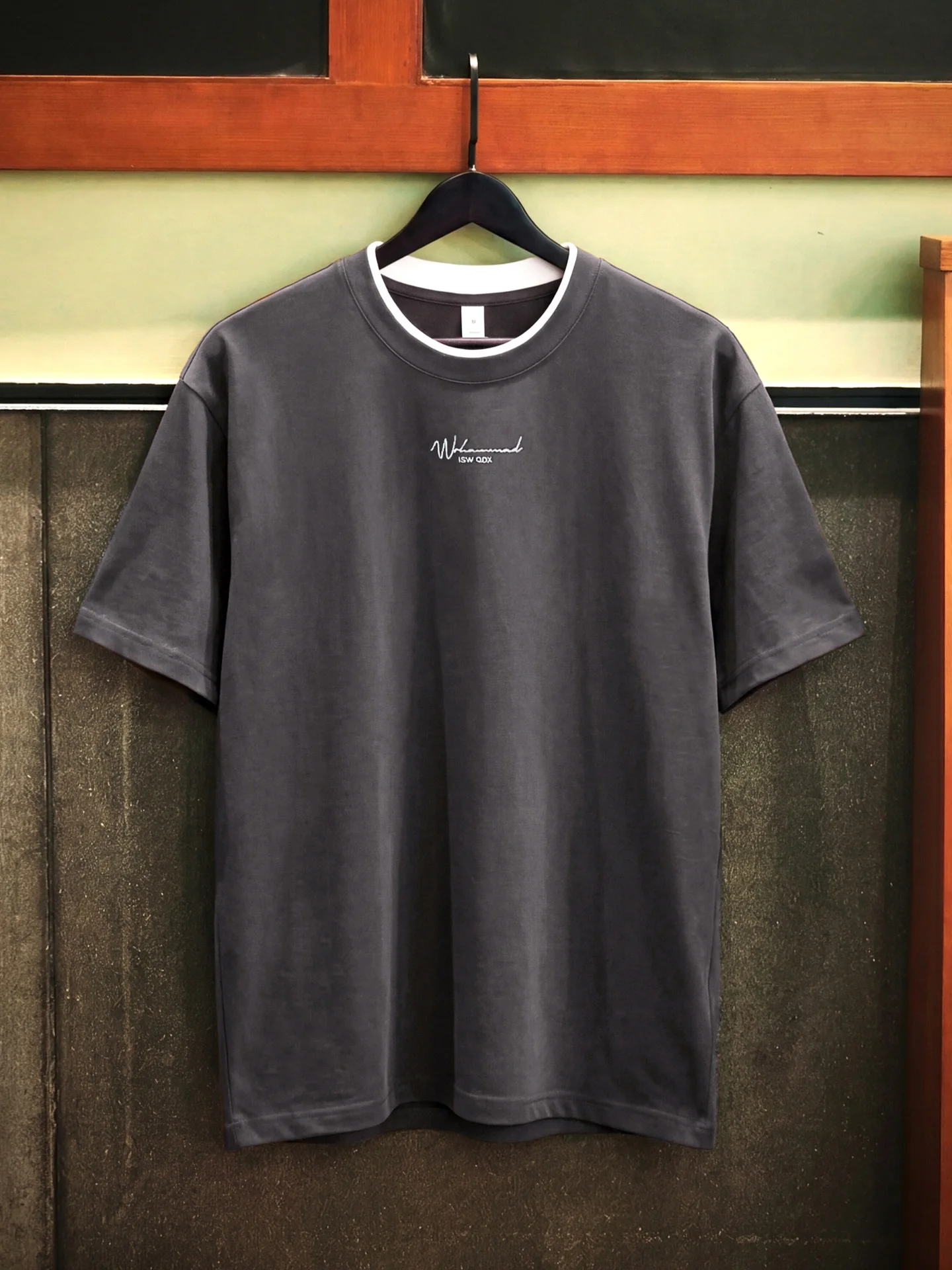夏のメンズTシャツで迷うなら、この1点が救いになる？