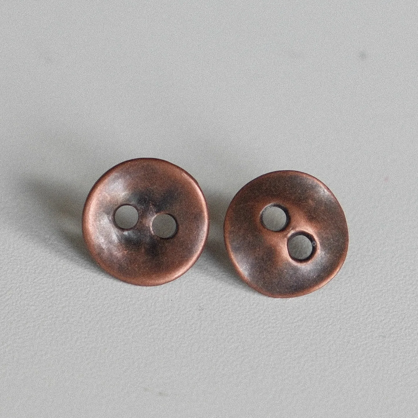 古銅色金属ボタン12mm：ユニークなデザインとドイツ製の品質を実現
