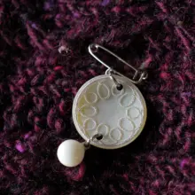 精巧なラメレースデザインのシェルブローチ【英国製】