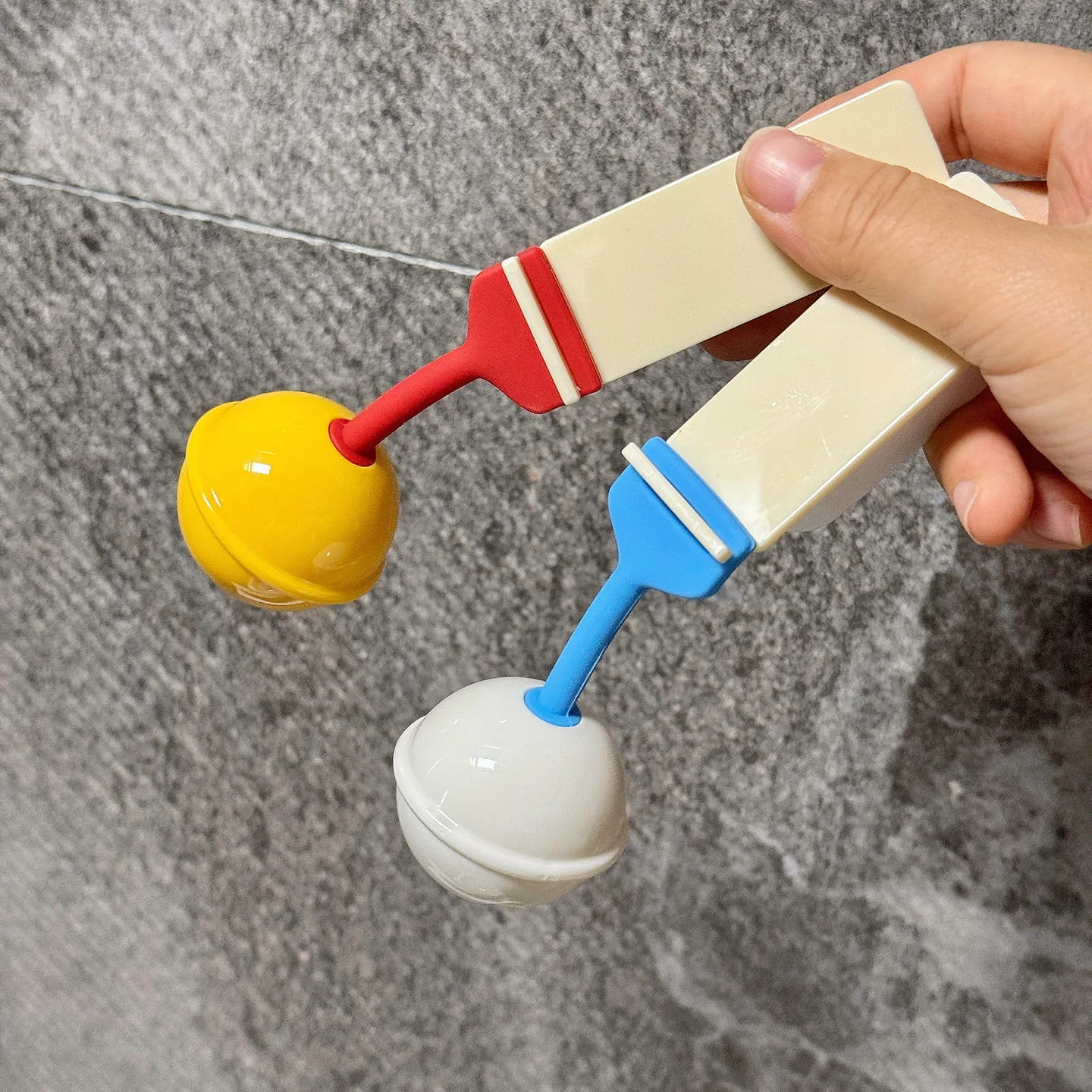 トイレ用香水付きトイレ蓋リフター：アロマオイル対応の可愛いベルデザインが実際の使い勝手をどう変えるか
