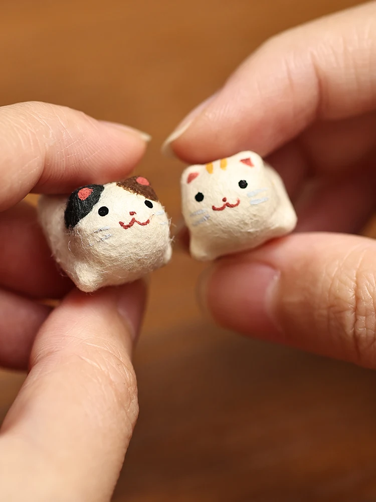 和紙製ミニ猫の置物：かわいいデザインでデスクやインテリアに活用できる