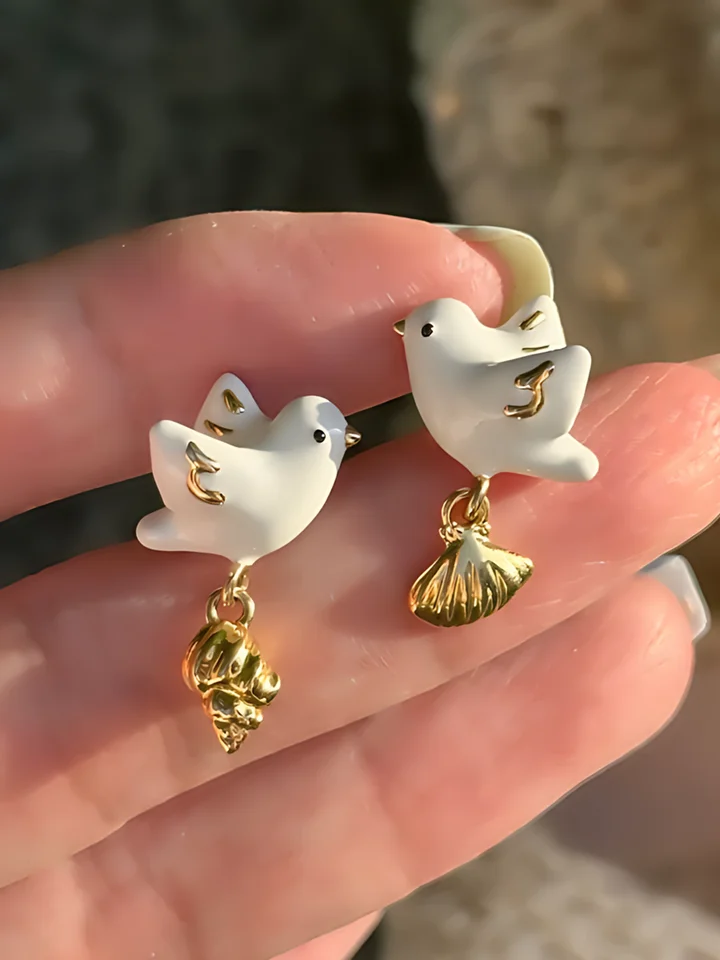 白金の貝殻イヤリング【海風飛鸽シリーズ・個性的なデザイン・海螺モチーフ】