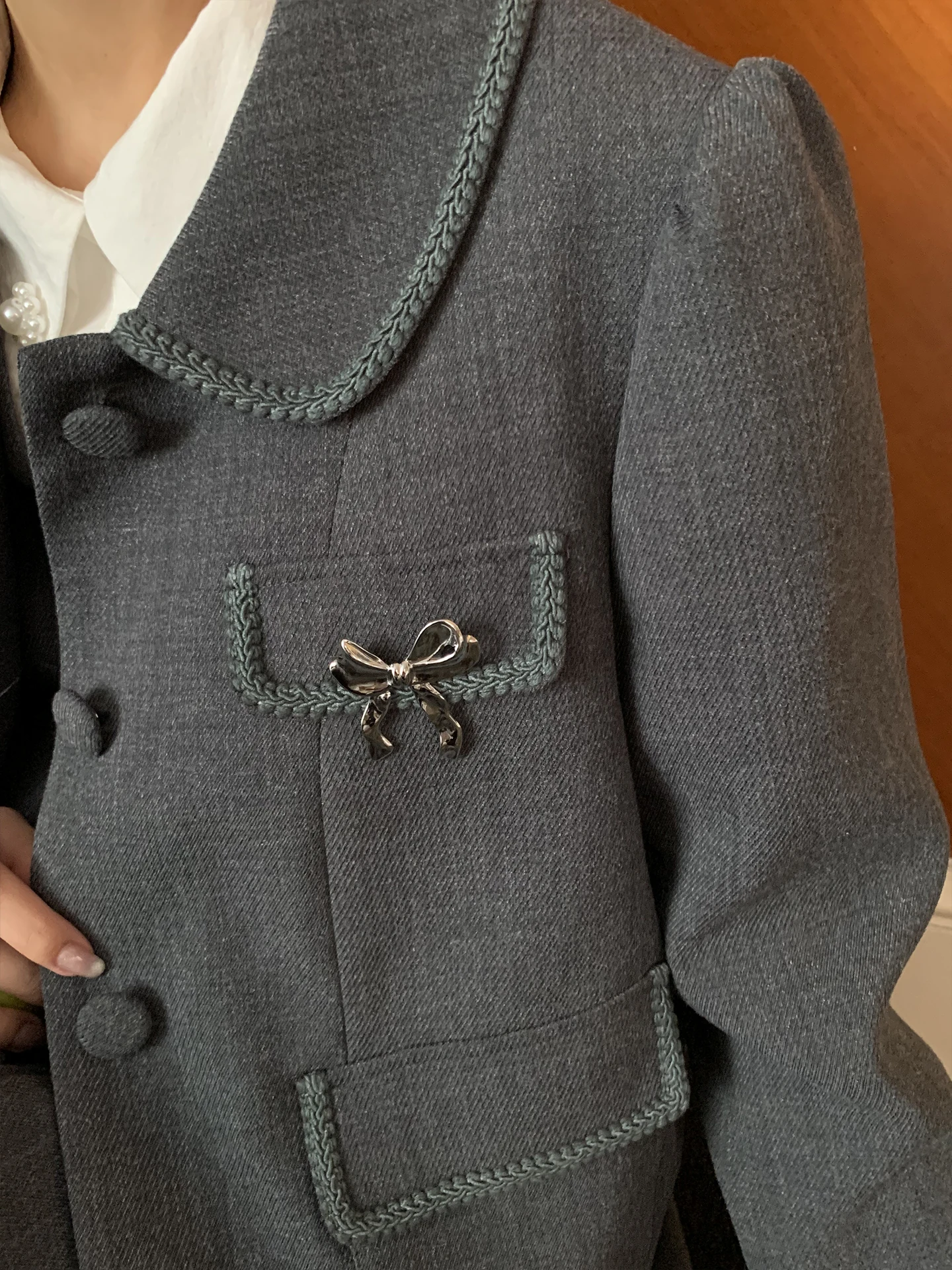 40代の忘年会に着る服は、知的な印象を与えるスーツベストワンピースがベスト？