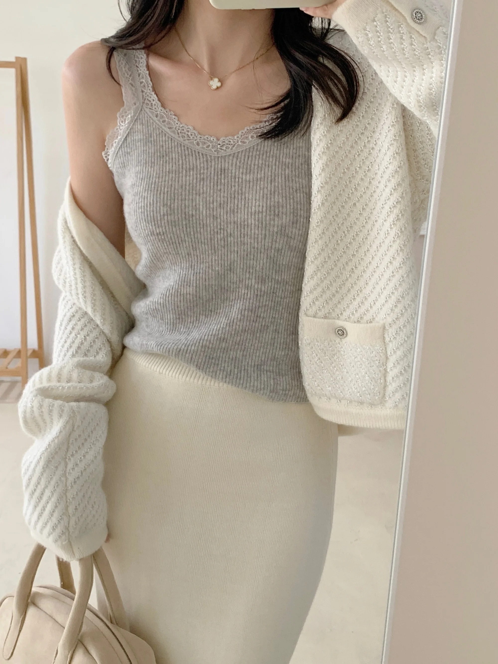 大人可愛い服 50代コーデの秘密はここ！レースウールニットのバランス術
