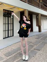 白色 カートゥーンプリント 斜め肩 短袖Tシャツ【夏用・ファッショナブル】【ハイウエスト・リボン付き・カジュアルショートパンツ】（セットアップ対応）