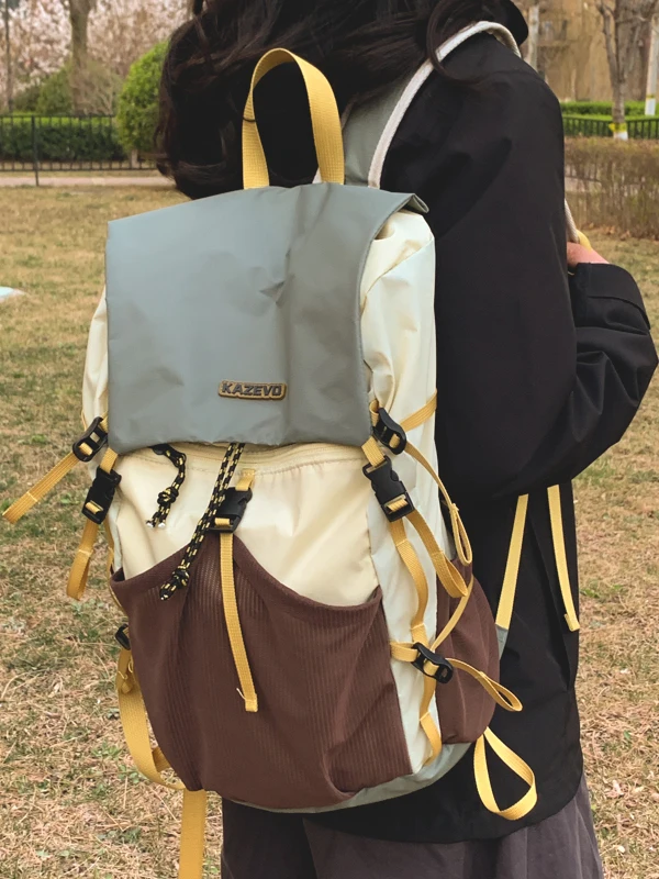 徒歩キャンプで軽さと機能性を両立するバックパックは？