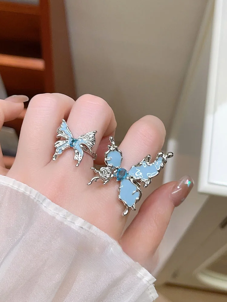 カラフルなアクセサリーで気分を変えるには？ブルー液体蝶モチーフリングの選び方と活用法