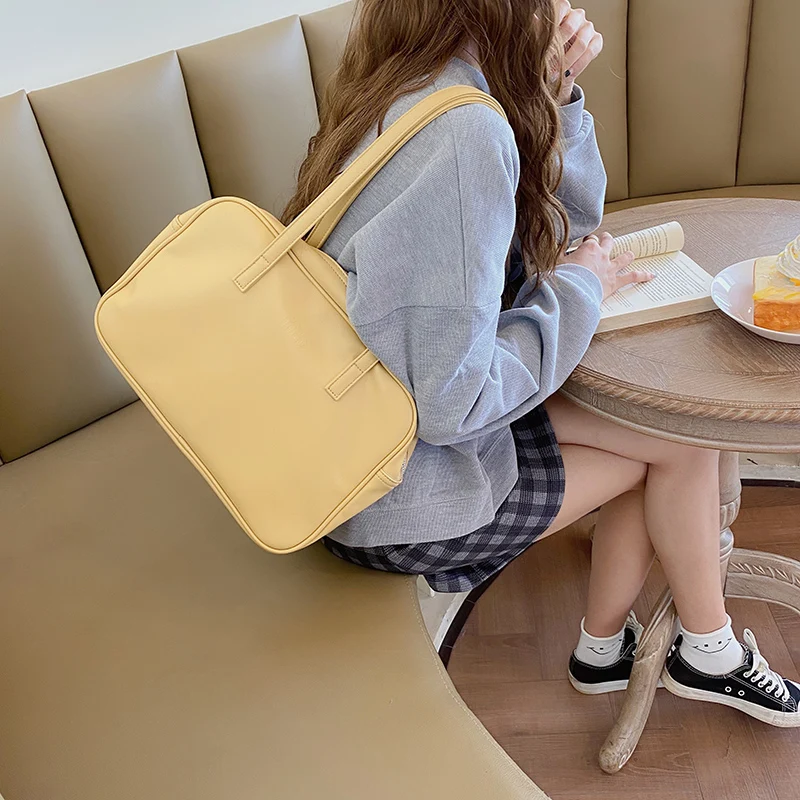初艾カジュアル大容量ショルダーバッグ：高校生・大学生女子向けブランド通学バッグの実用性とデザイン
