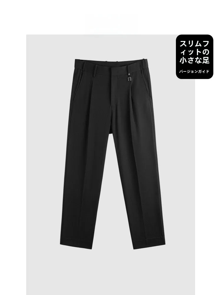 通勤服40代にぴったりなスラックスは、どう選ぶ？
