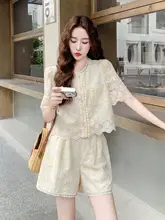 淡い黄色の刺繍入りトップスとワイドパンツ【フレンチスタイル・レースデザイン・夏用】（セットアップ対応）