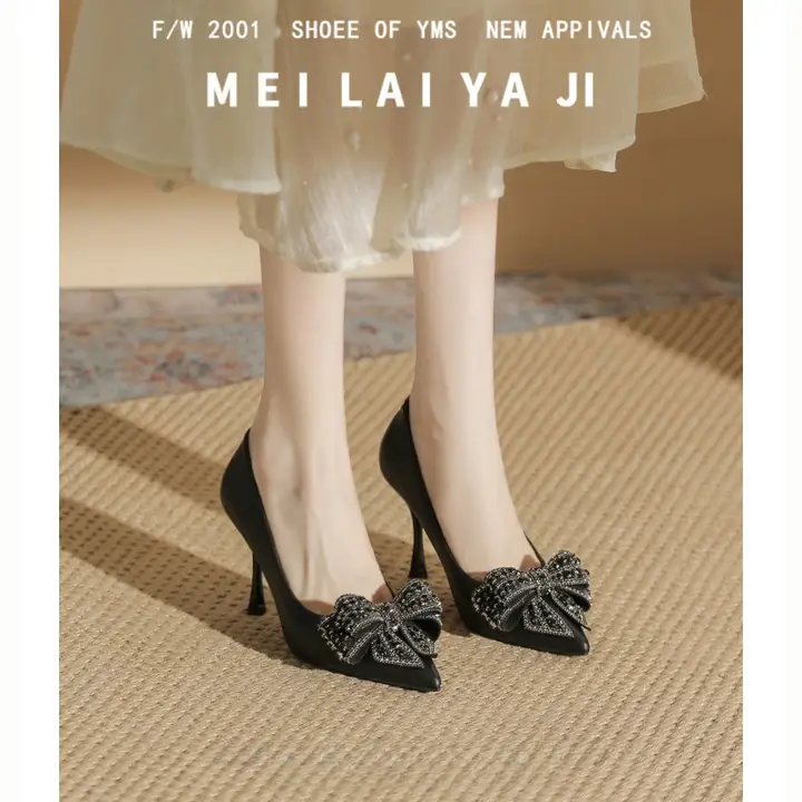 水晶ビジュー付きリボンデザインの大きいサイズ ハイヒール【黒・先細・春秋用】