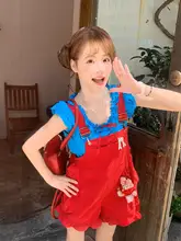 夏にぴったりのブルー半袖とレッドサロペットのコーディネート（セットアップ対応）