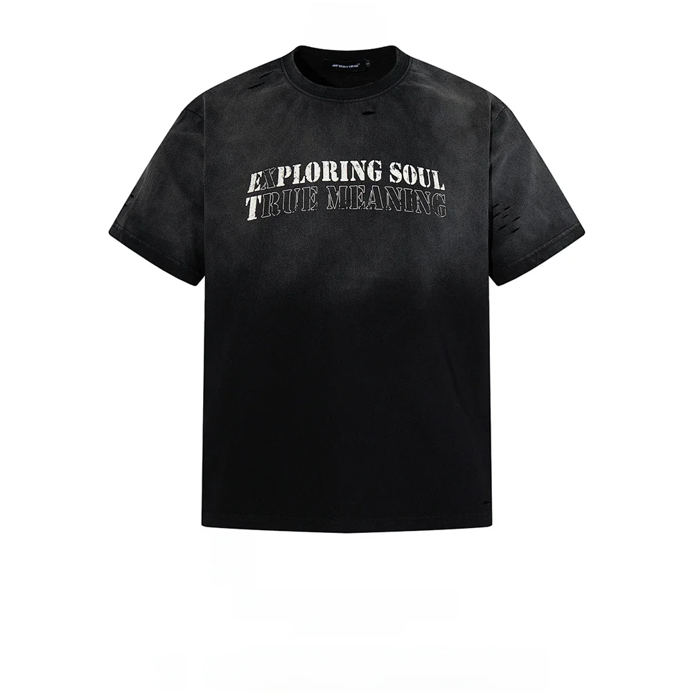 グレーTシャツはどんな色に見えやすい？グラデーションの一枚が、季節を越えてスタイリングを変える