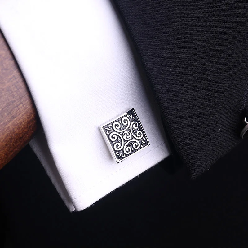 黒色エナメルカフリンクス：button upとsailor collarの融合デザインを実証