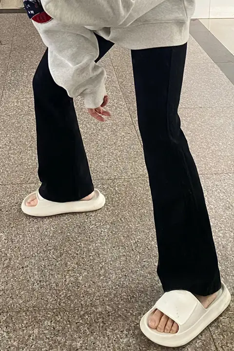 女性用ハイウエストストレートデニムパンツ【秋用・大きいサイズ・梨型体型対応・ウエストタック・微ブーツカット】