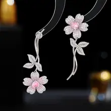 スタイリッシュなジルコン桜のイヤリング【個性的なアシンメトリーデザイン・ファッショナブル】