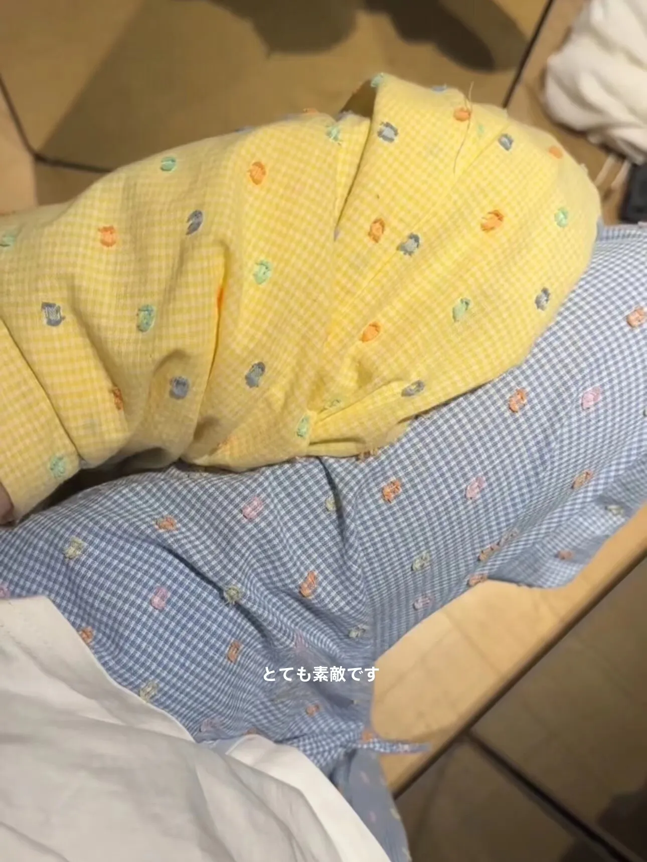 ゆったりパンツコーデ：波点水玉柄の高腰カジュアルパンツで自然なスタイルを実現