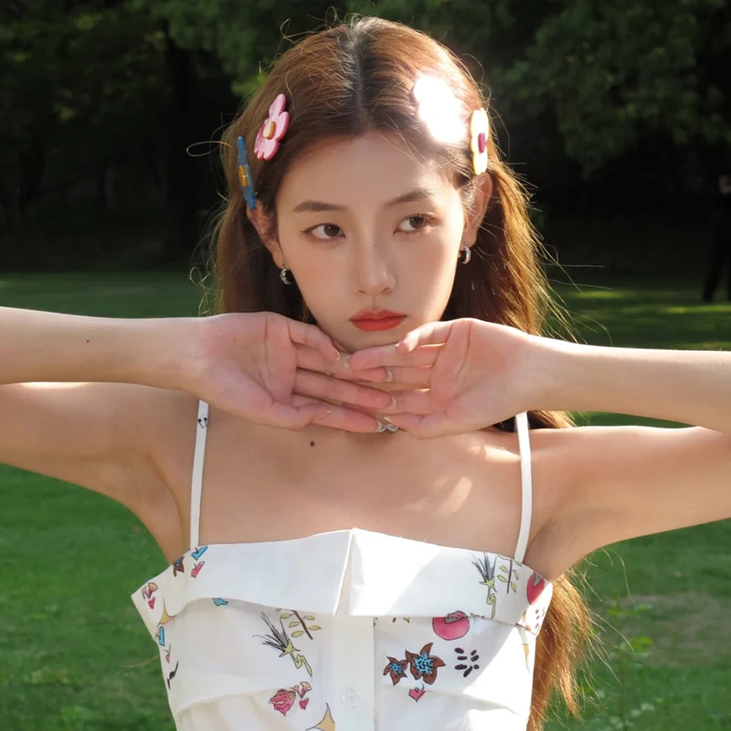 可愛らしい不規則な花のヘアクリップ：かわいいおしゃれなアレンジに最適なサイドクリップ