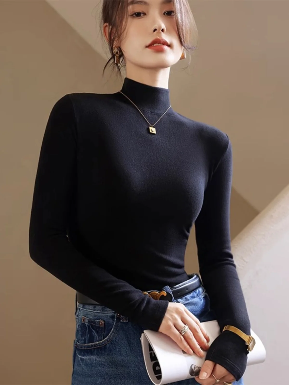 Tシャツの下に着る長袖インナーとしての黒のハーフタートルネック長袖インナーウェアの実用性
