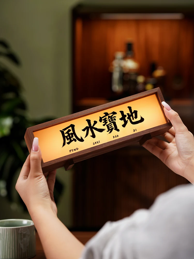 風水デザインのデスクライト：現代的なインテリアに融合したカジュアルな照明アート
