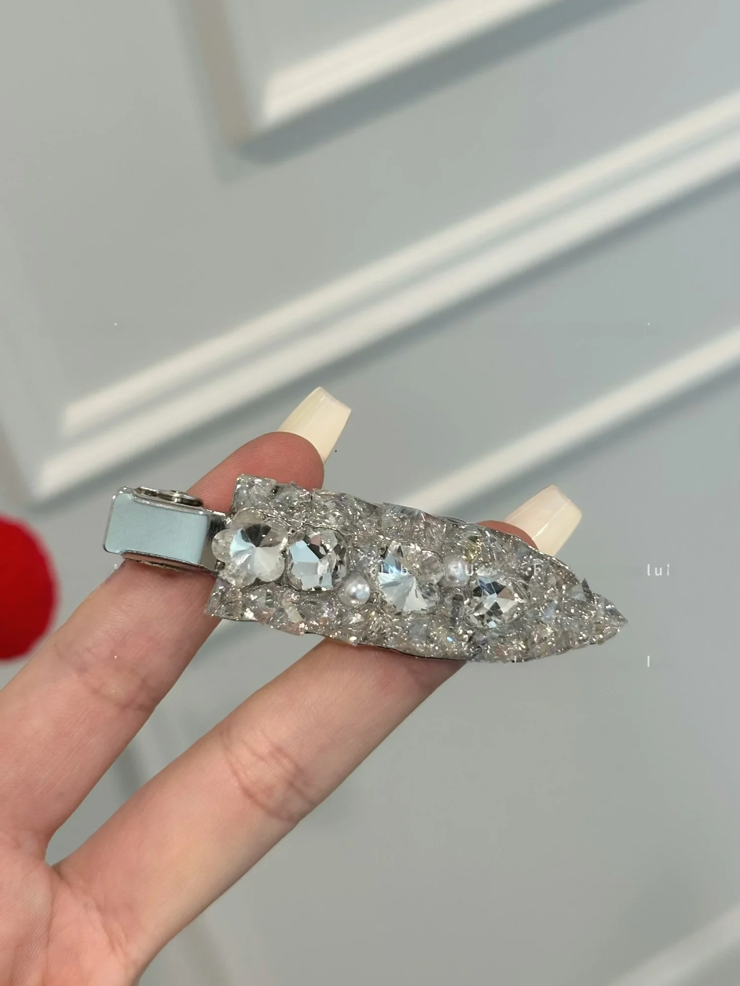 前髪バングと外ハネポニーテールに合う、ちょっとしたアクセントが変わるヘアクリップは？