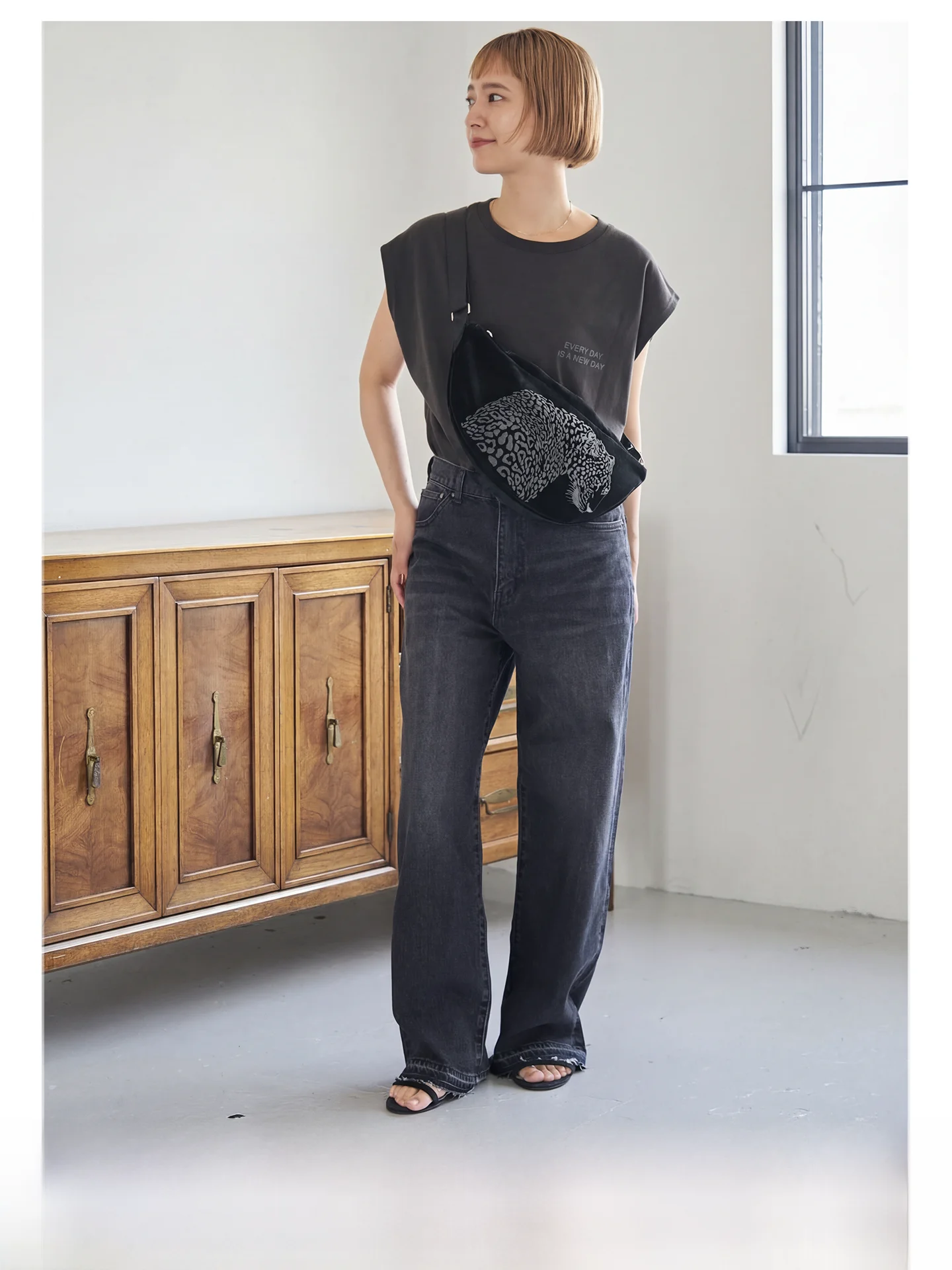 肩掛け刺繍ヒョウ柄ショルダーバッグの 正しい掛け方と使い方