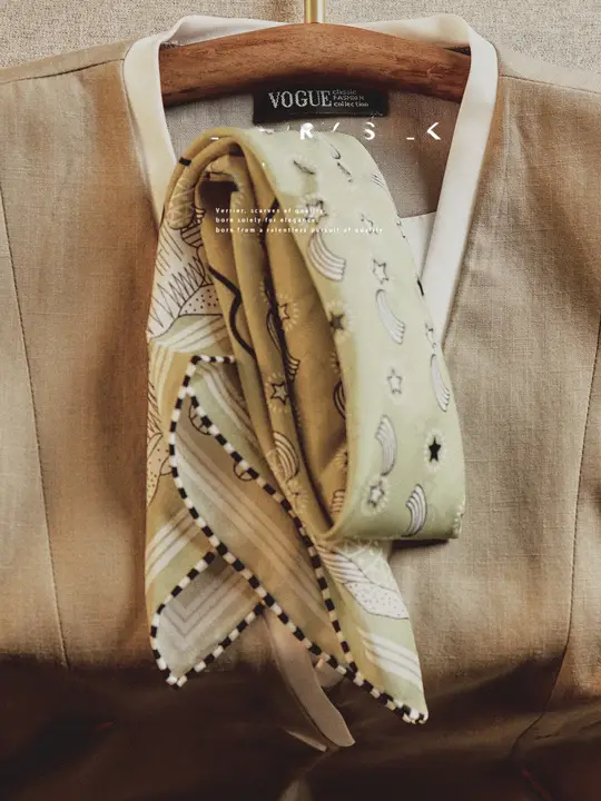 高級感ある純絹ストライプスカーフ【女性用・首巻き対応・洗練されたデザイン】