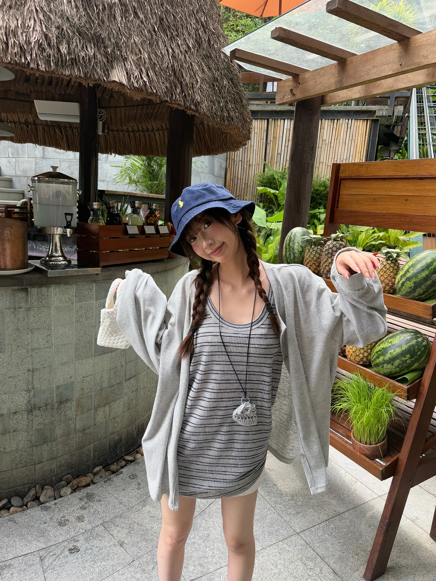 夏の通勤コーデで悩んでいるなら、この1枚が救いになる？