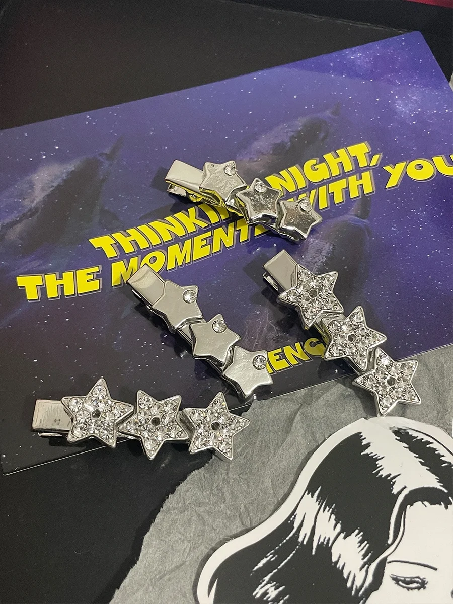 メタリック感の星型ビジュー付きヘアクリップ：おしゃれな前髪留めに最適なカジュアルデザイン