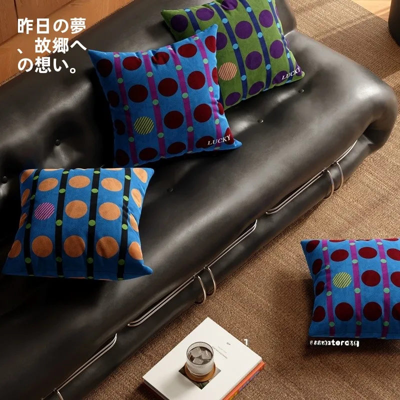 レトロドット柄クッション：おしゃれで高級感のあるインテリアに最適なデザインと質感