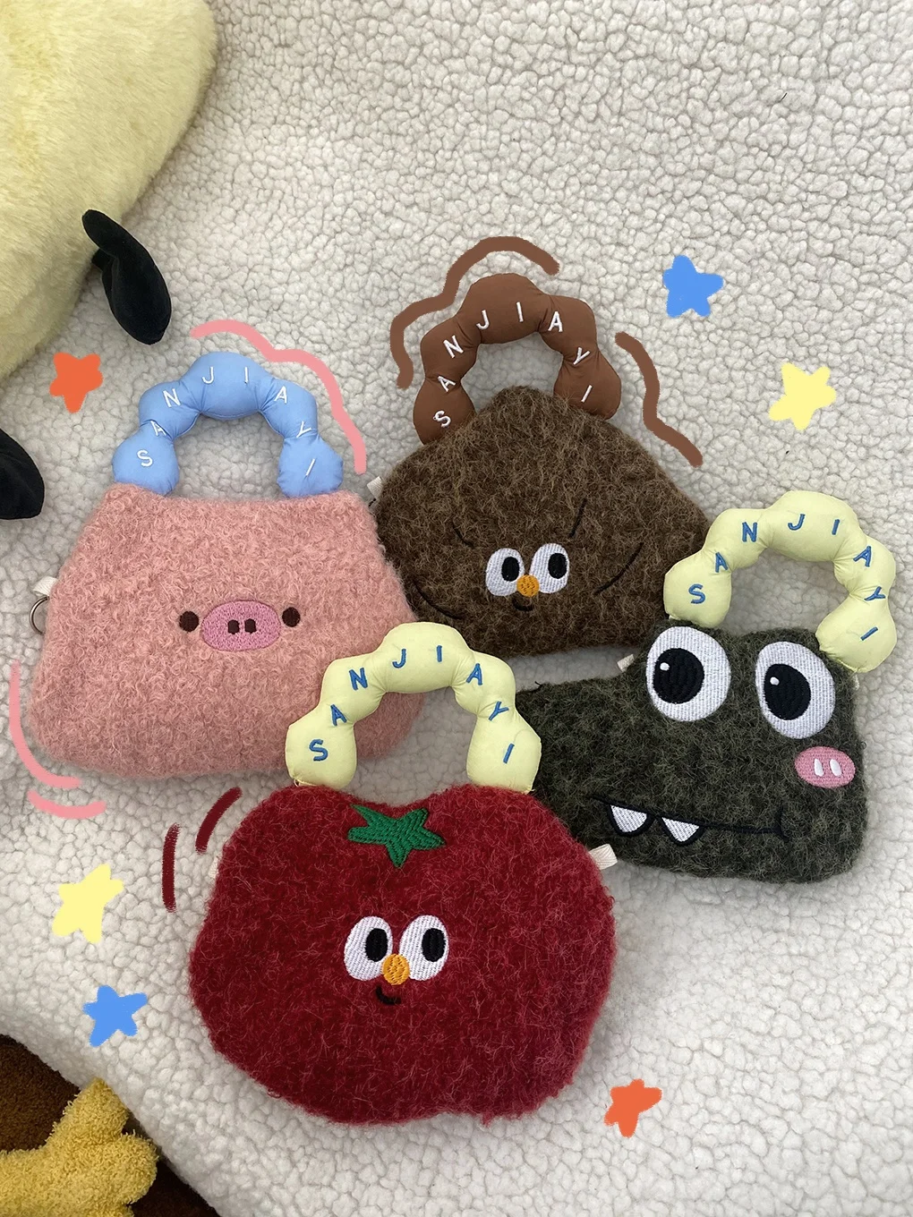 冬用毛羽立ち素材の可愛いキャラクターモバイルポーチ：おしゃれプチギフト500円で実現可能な女性向けアイテム