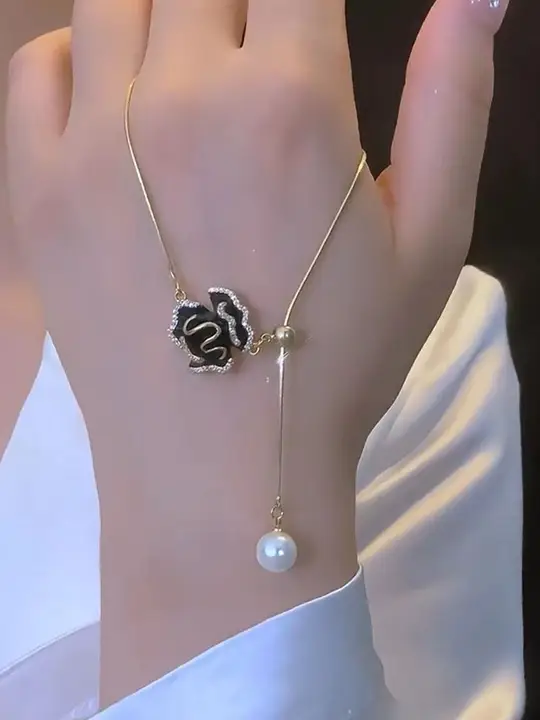 黒い山茶花デザインのネックレス【パールフリンジ・プル式・個性的・カジュアル】
