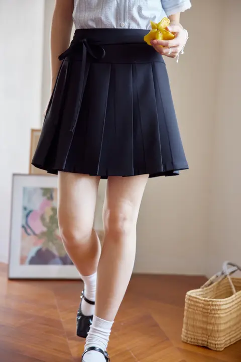 高腰デザインの黒いプリーツスカート【フレンチスタイル・女性用・シルエット補整】
