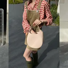 レトロな赤いチェック柄シャツとサロペットパンツのカジュアルコーディネート（セットアップ対応）