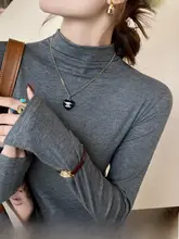 グレーのフィット感あるハイネックトップス【長袖・モーダル素材】
