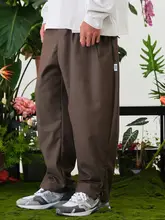 ゆったりとした テーパードパンツ リラックスシーンにぴったり シンプルな日本スタイル