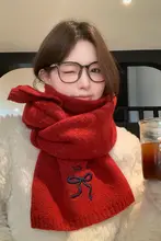 安哥拉素材の赤い蝶結び刺繍マフラー【冬用・保温・カジュアルデザイン】（セットアップ対応）