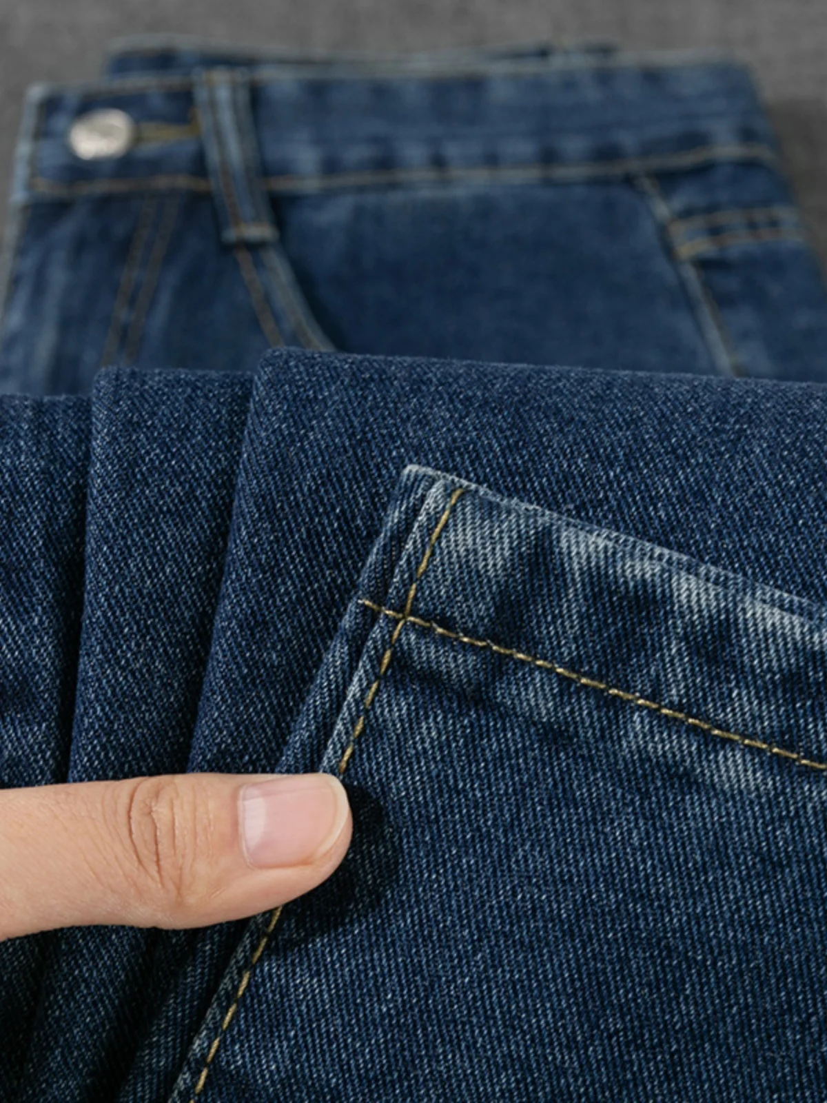 深い青色の重厚感ある洗い加工ヴィンテージデニムパンツの特徴と実用性