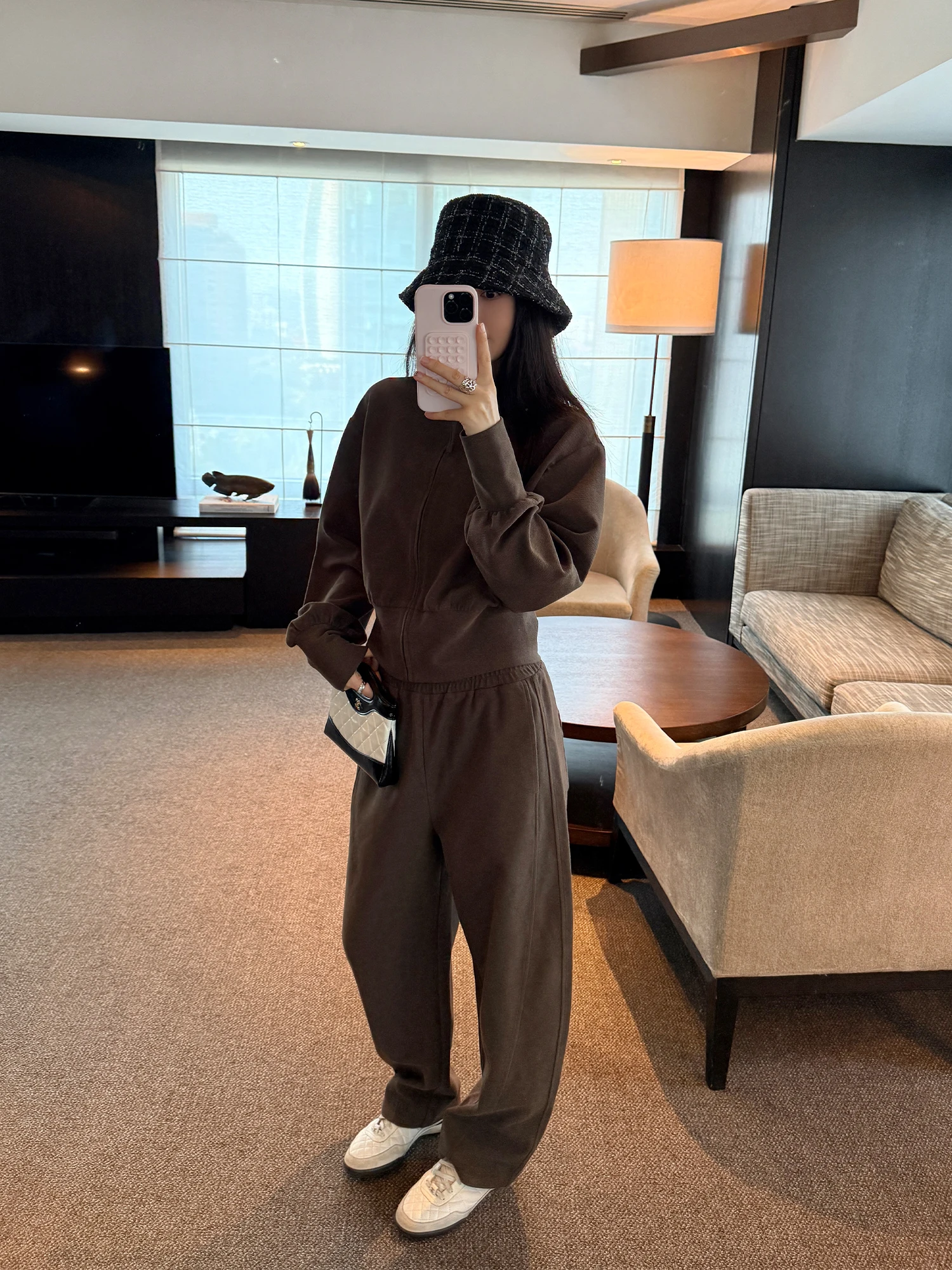 秋の通勤スタイルに悩む  なら、このカジュアルトップスとパンツセットが救う？