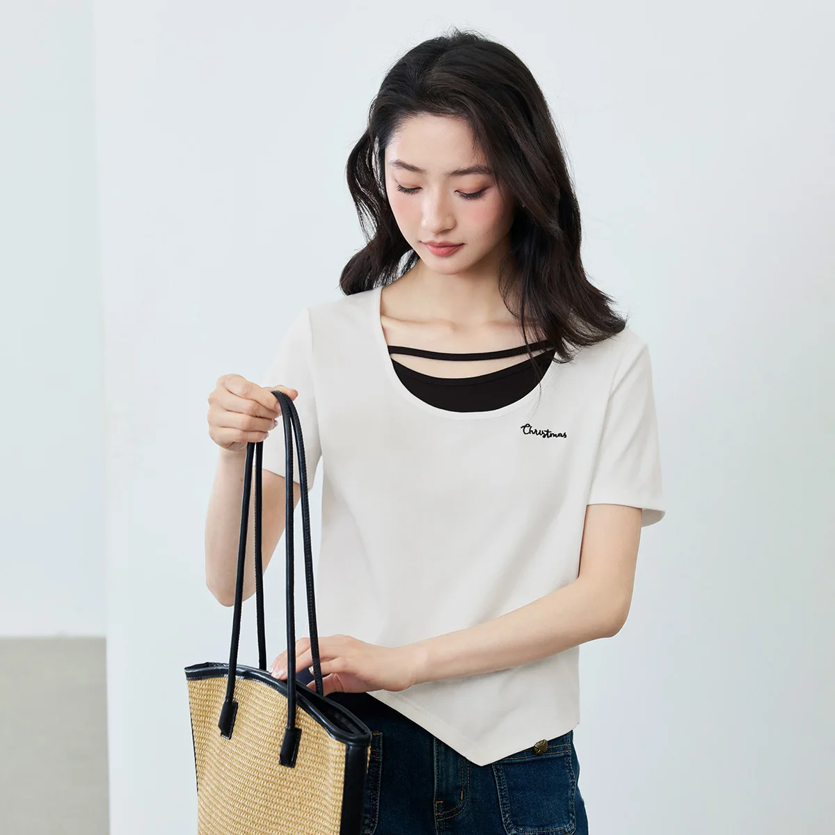 デザイン性のあるバイカラーTシャツ2点セットで実現するレディース重ね着コーデ