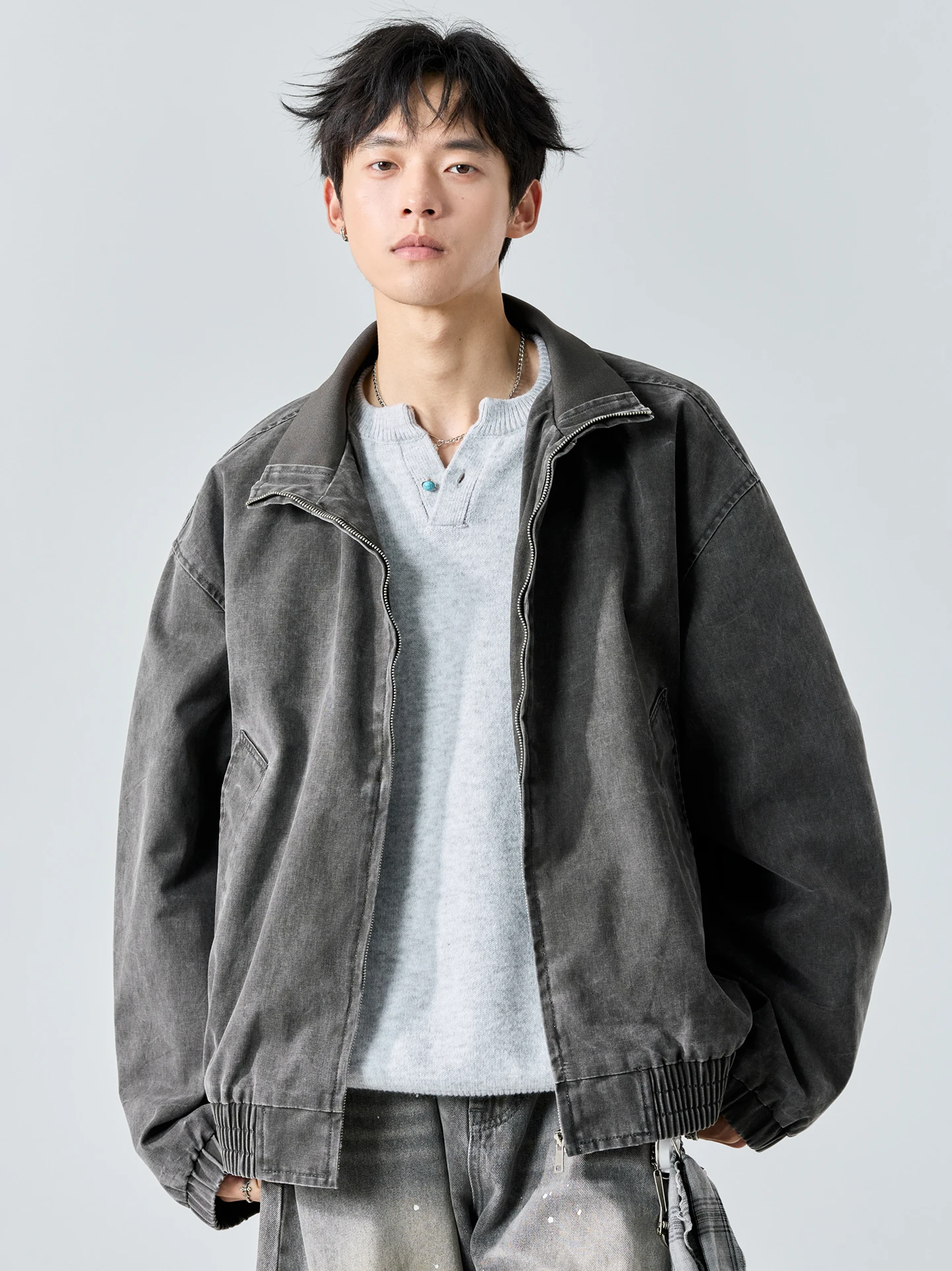 デザイン感溢れる メンズ カジュアルジャケット：10月・11月の秋冬ファッションに最適なハイカラー・薄手スタイル