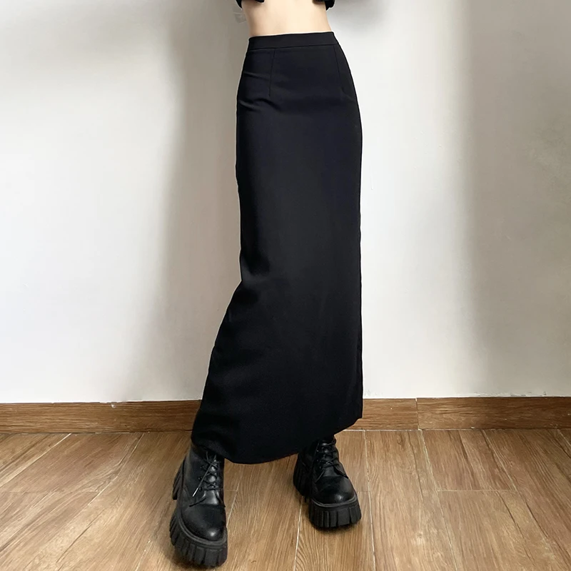 春の黒ロングスカートは、シンプルなAラインが一番？
