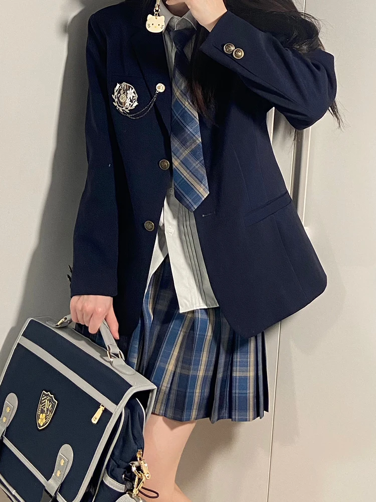 清 楚な服装とは？その本質と、日常に溶け込むための1つの答え