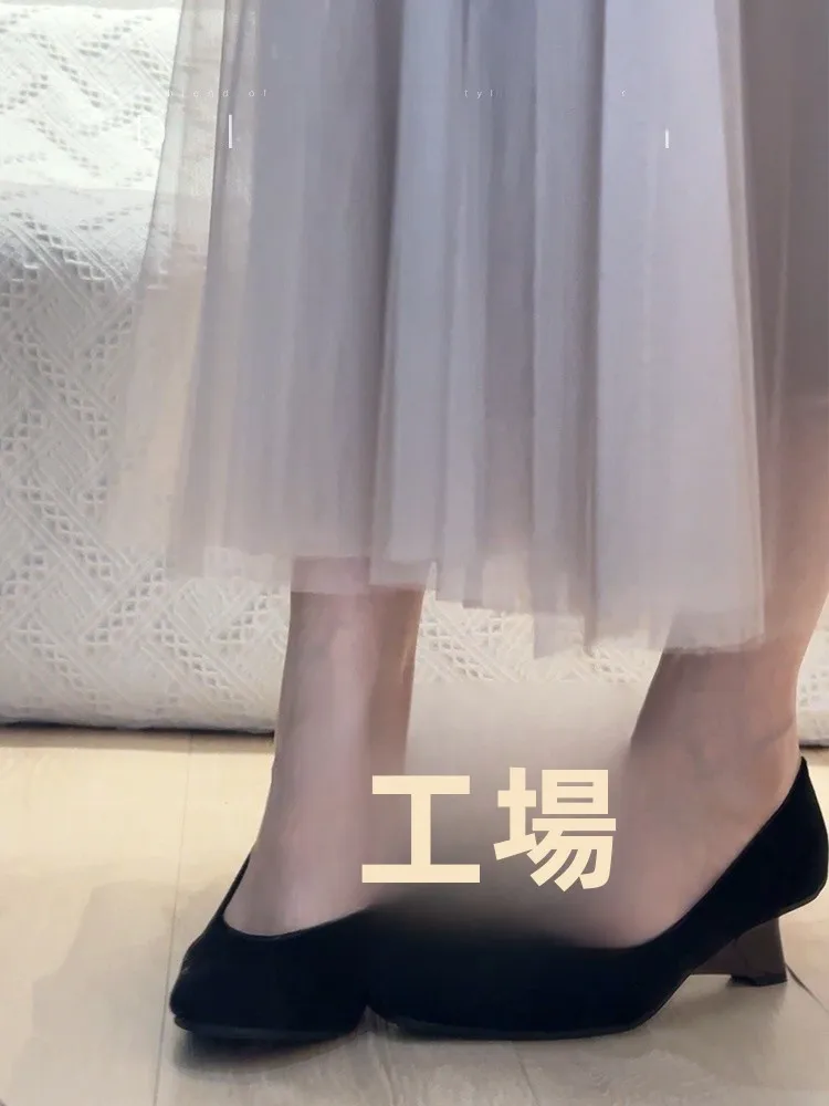羊皮製低ヒールパンプス：通勤向けの足にやさしいデザイン重視モデル