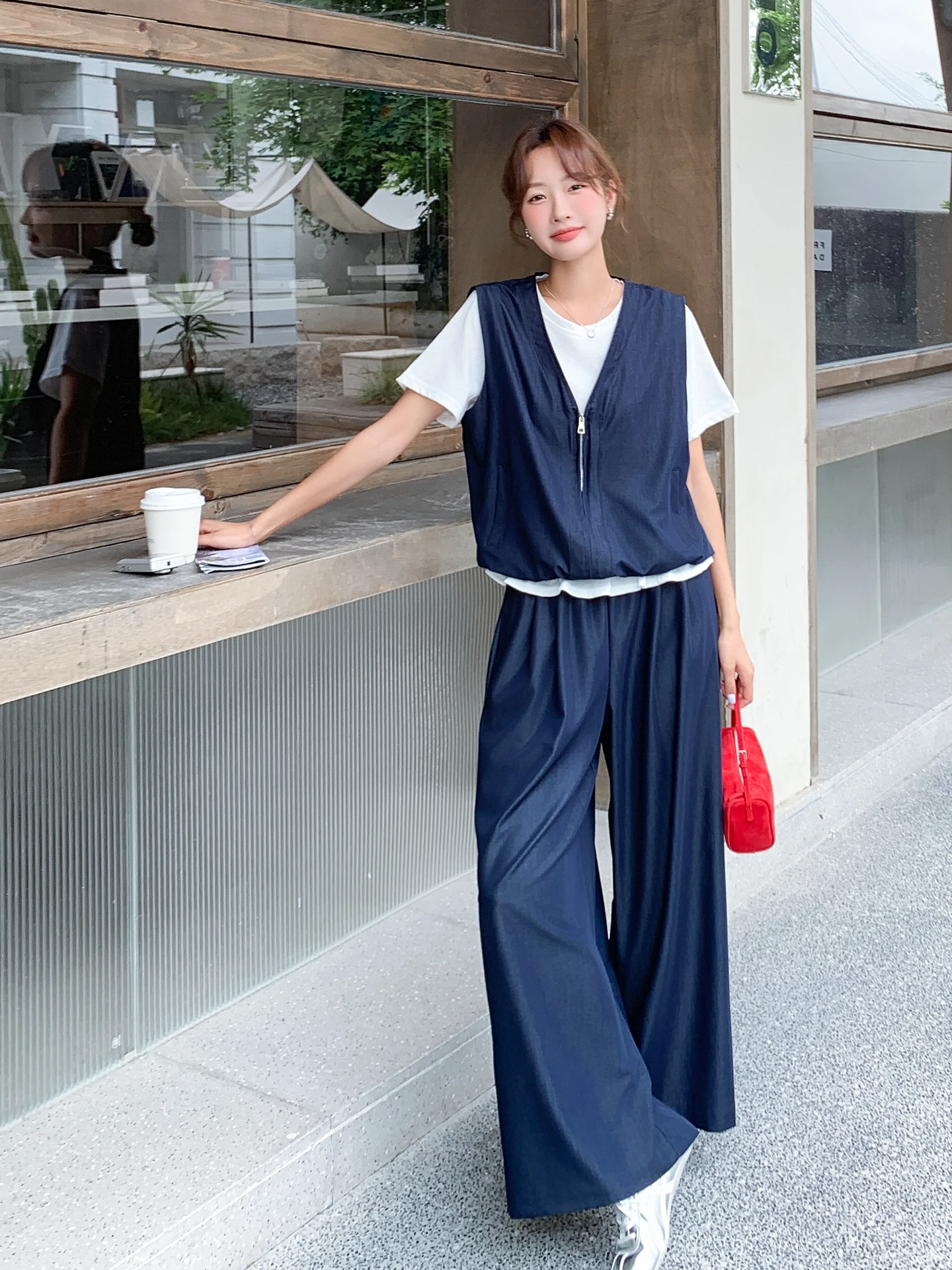 夏用カジュアルつなぎ風カラーコンビTシャツとワイドパンツ：20代女性の日常ファッションに最適な2026年夏季アイテム