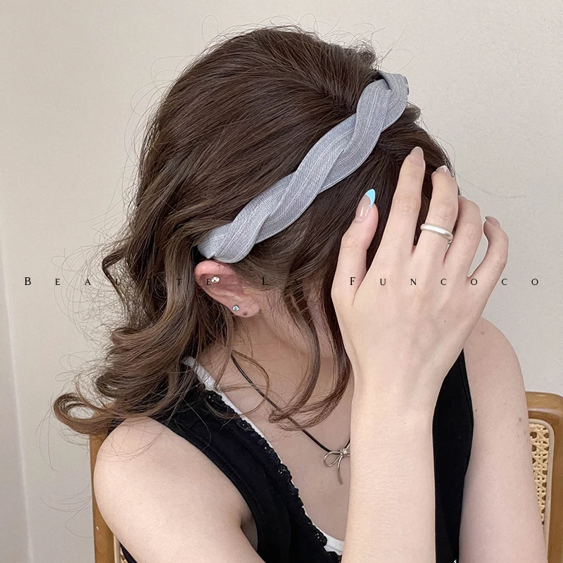 洗面台ヘアキャッチャーとは？高い位置で着用可能なヘアバンドの実用性と設置方法