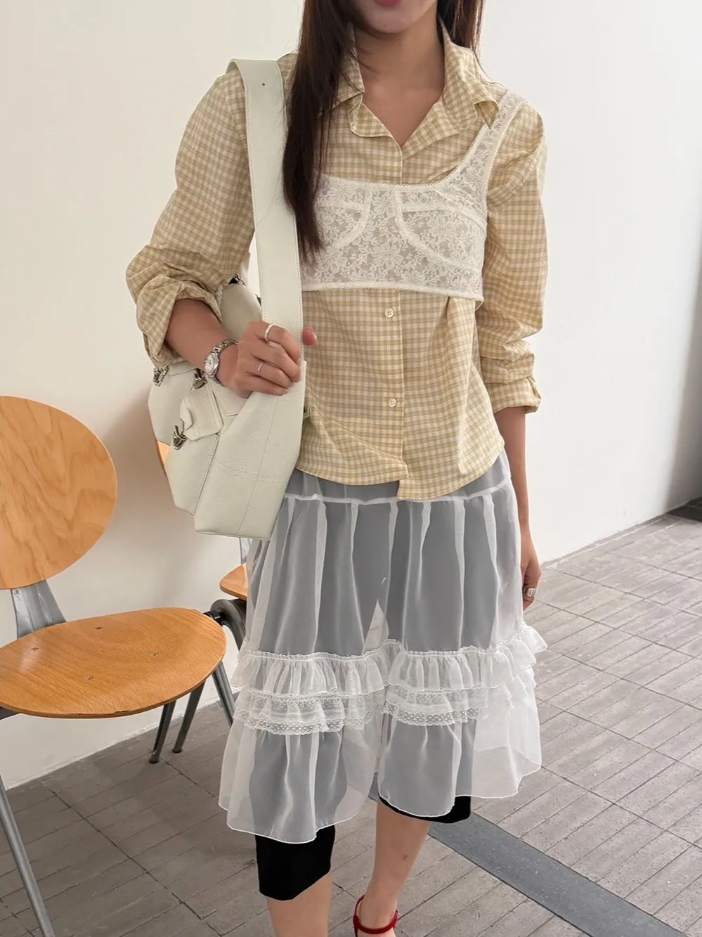 10月中ばに着る服の選び方で迷うなら、この韓国風ミニチェックシャツが救う！