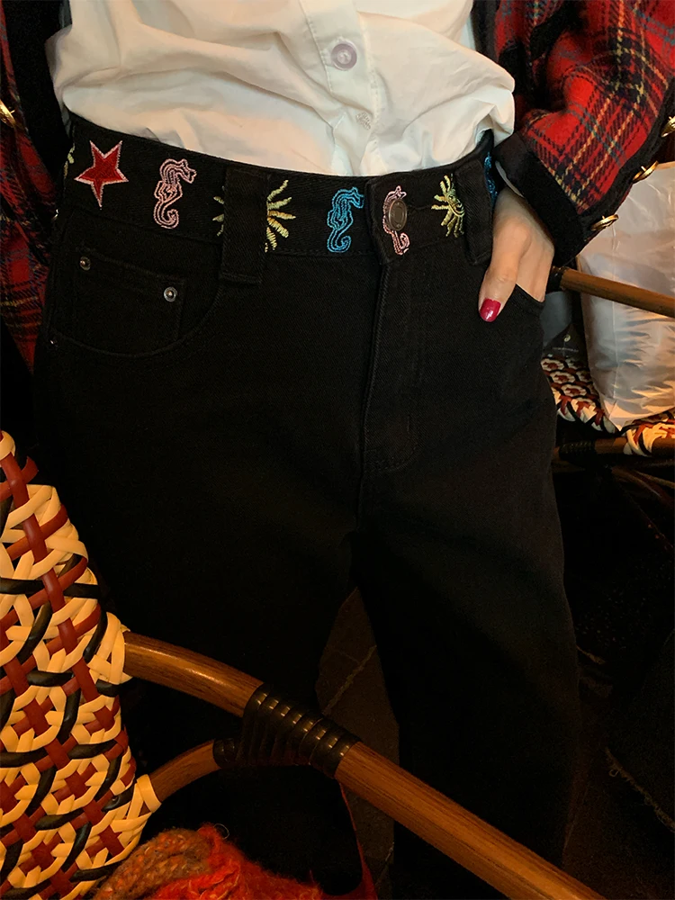 刺繍デザインのデニムワイドパンツ：秋冬小柄女性向けの通勤風スタイルを実現