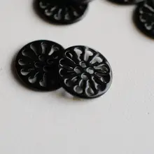 黒塗装の透かしデザイン金属ボタン【花輪形・ショート18mm】