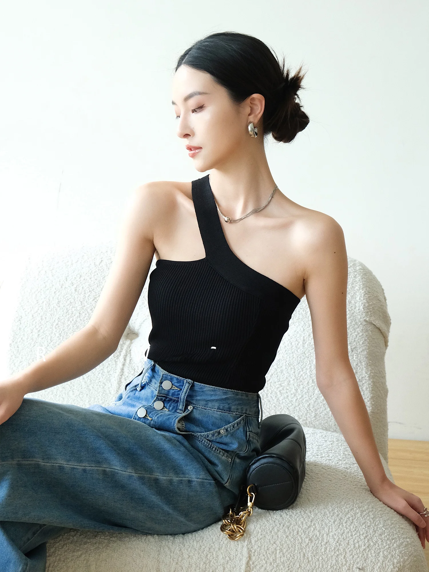 上品でセクシーなアシンメトリーデザインのニットタンクトップ：肩出しスタイルの実用性とファッション性